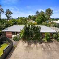 Versatile 4-bed, 4-bath home, with inground pool on huge 1177m2 allotment!